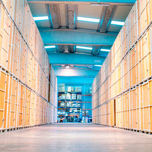 Naves de guardamuebles con habitaciones individuales de madera