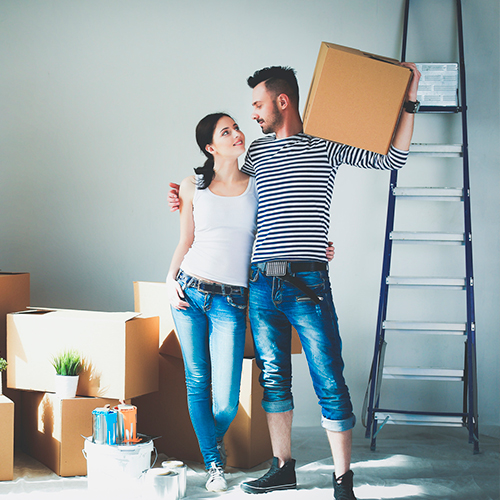 Pareja preparando cajas para su mudanza de hogar